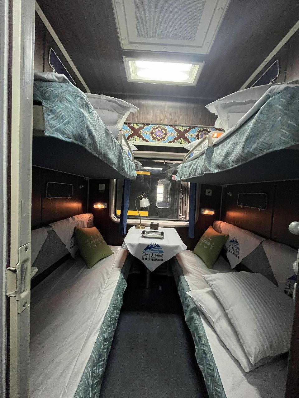 Xinjiang Sunset Red Travel Group_How to Book the Tianshan Train