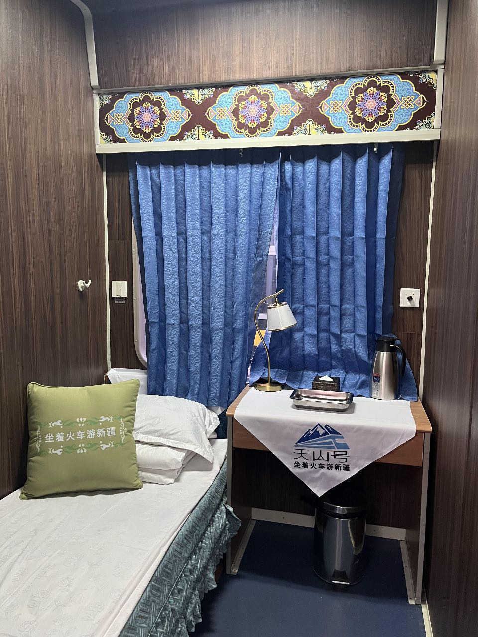 What is the registration and inquiry phone number for the 2025 Tianshan Xinjiang Tourism Private Train on the official website？