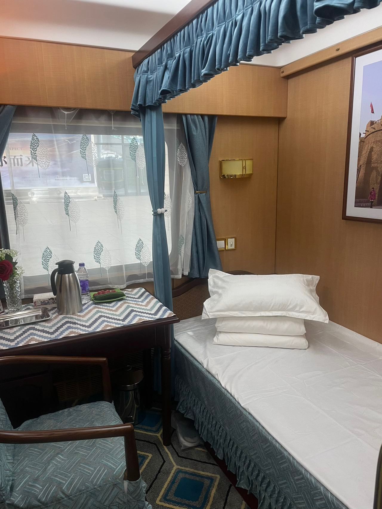 Where can I register for the Tianshan Express tourist train？ What are the booking procedures？