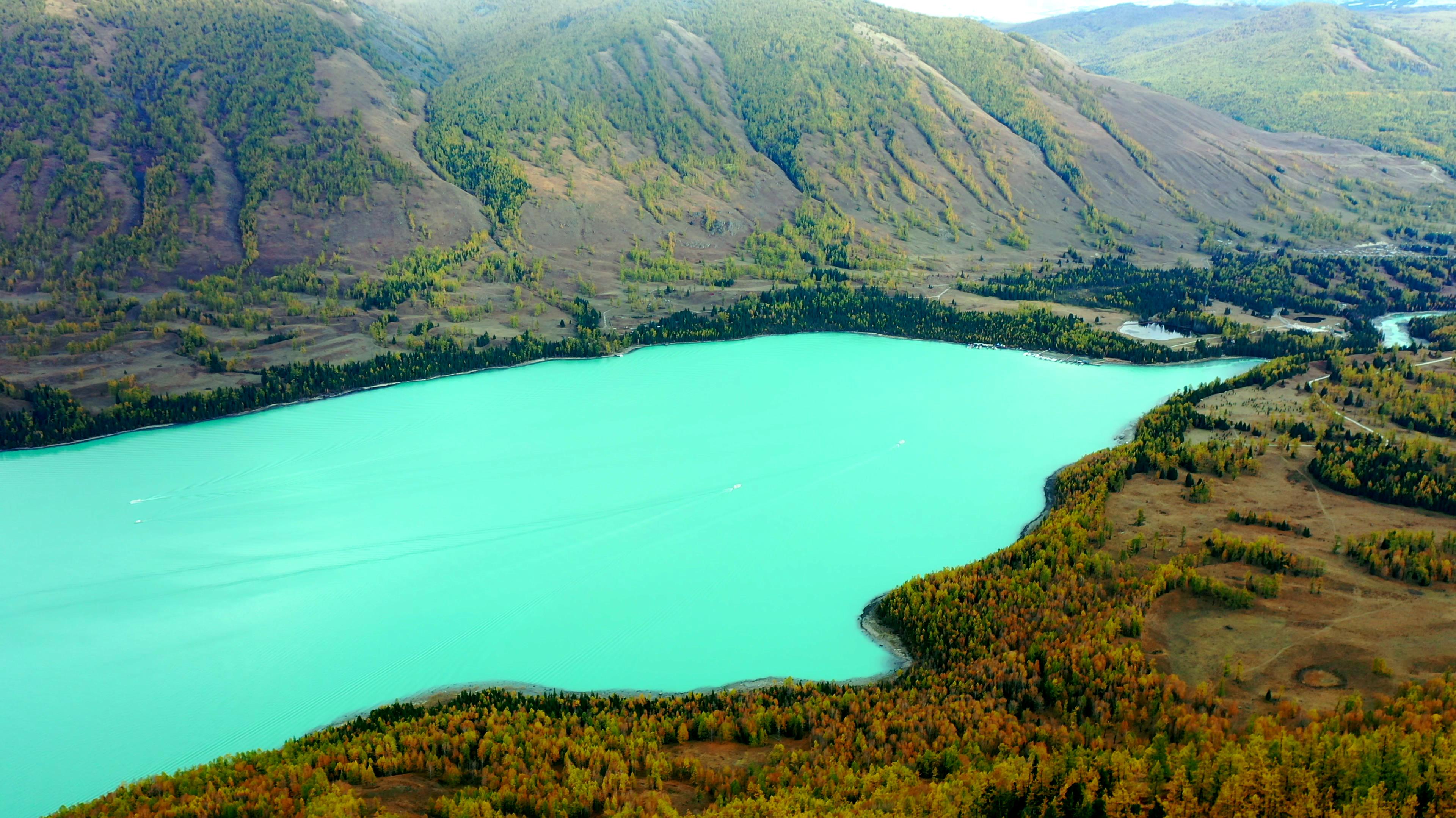 十月份賽里木湖旅游報價_10月的賽里木湖風景怎么樣