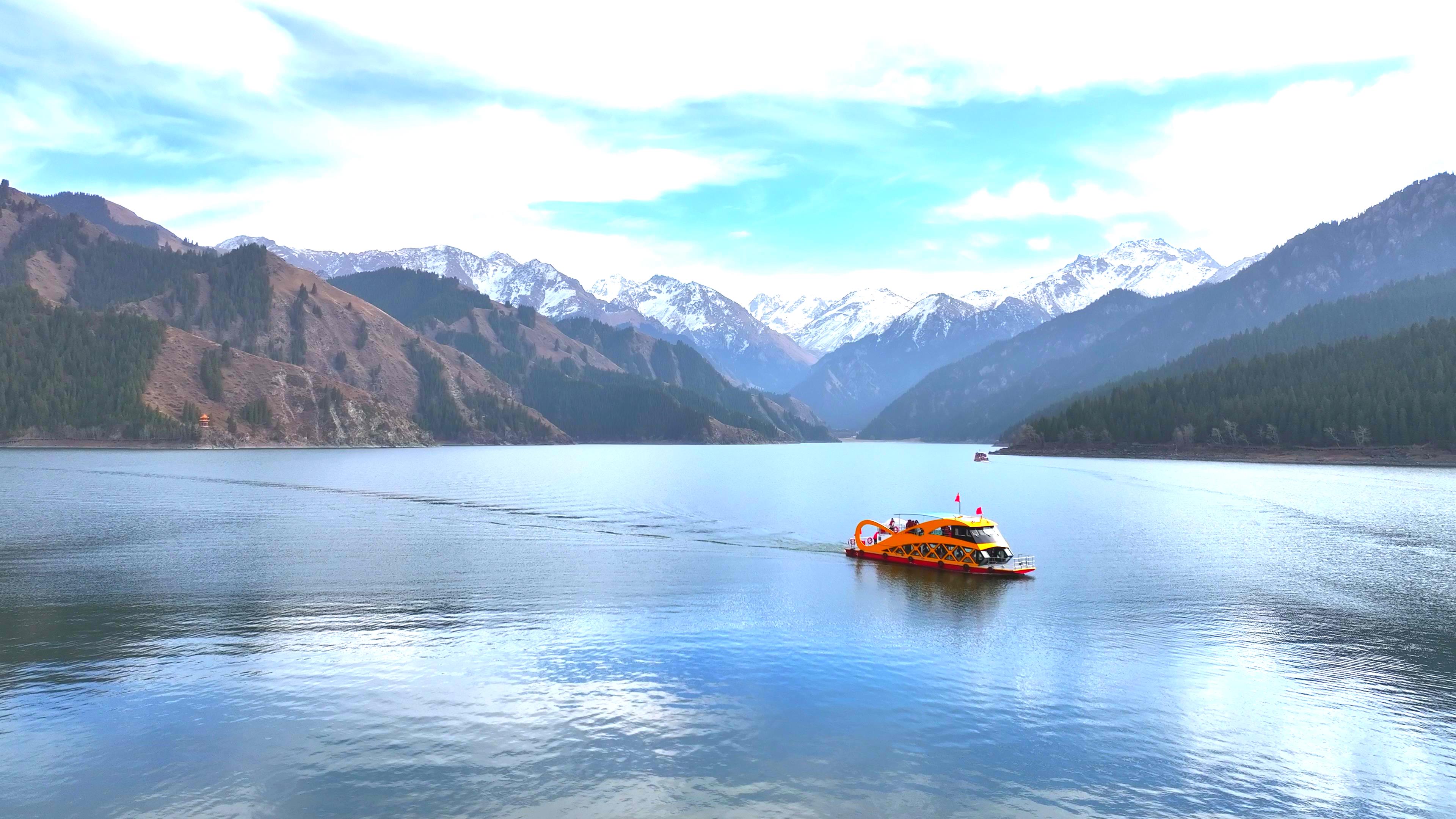 跟團去賽里木湖旅行費用_賽里木湖旅游團