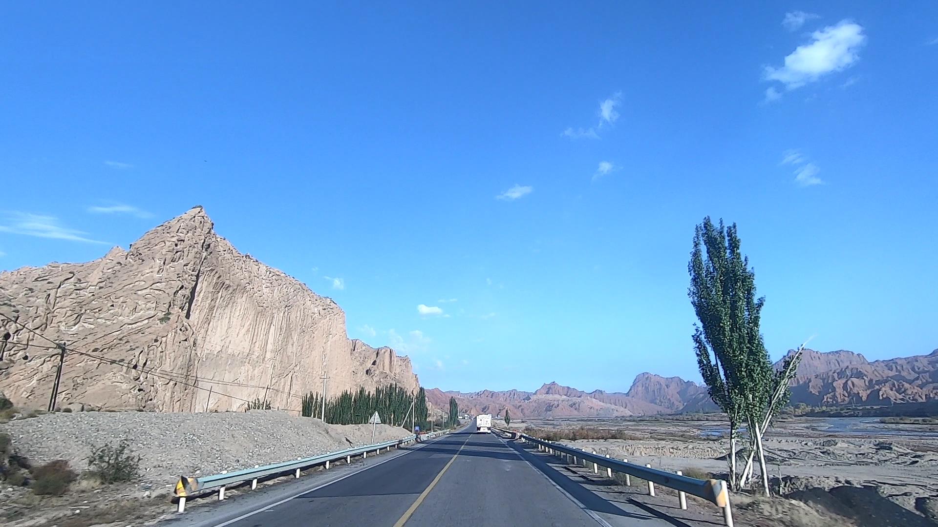 十月賽里木湖旅游多少錢_10月的賽里木湖風景怎么樣