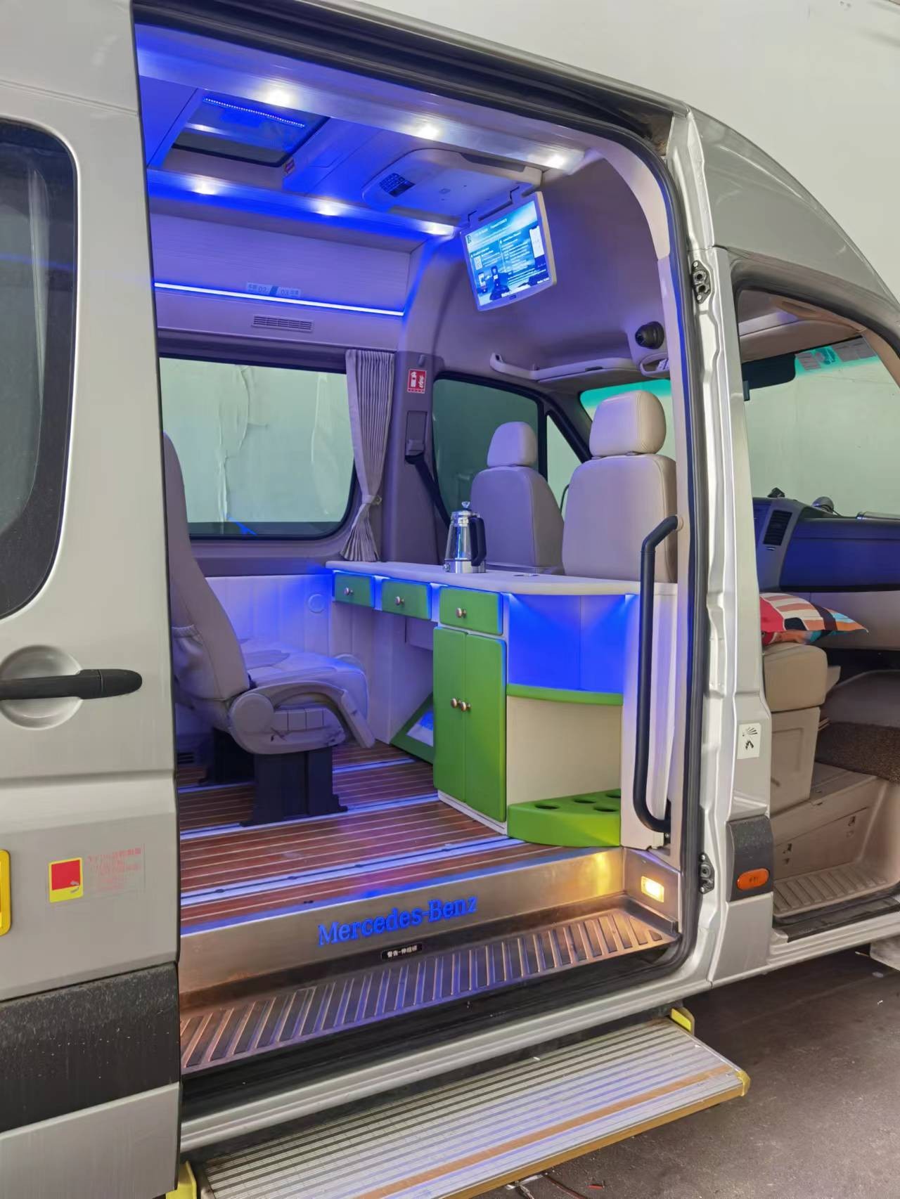 新疆旅遊定製用車帶司機一天多少錢 新疆定製用車7座一天多少錢 配圖3