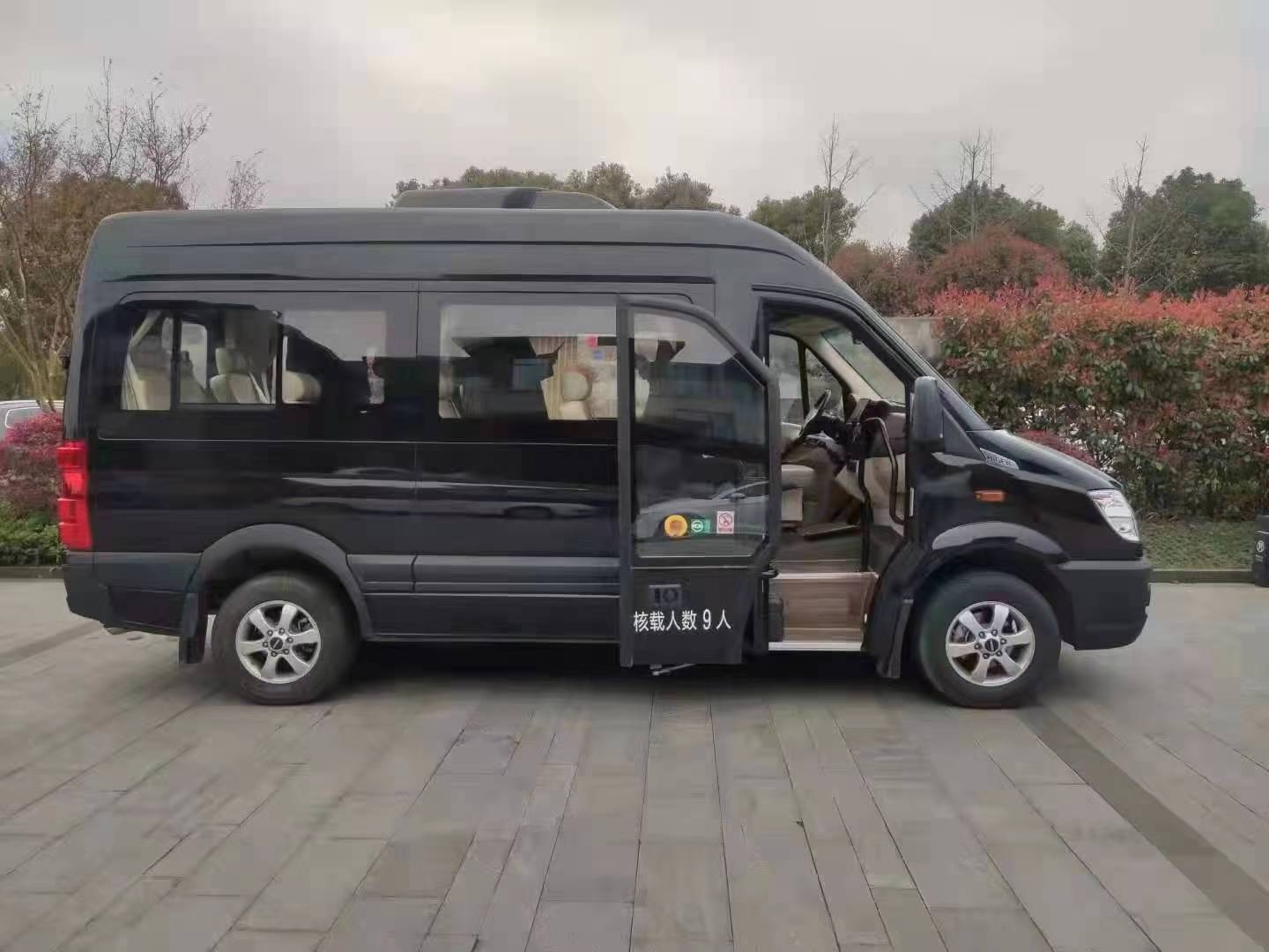 新疆旅遊定製用車帶司機一天多少錢 新疆定製用車7座一天多少錢 配圖2