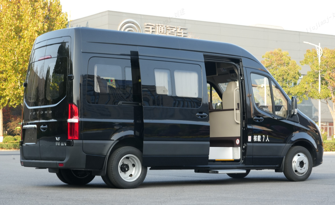 新疆旅遊定製用車帶司機一天多少錢 新疆定製用車7座一天多少錢 配圖1