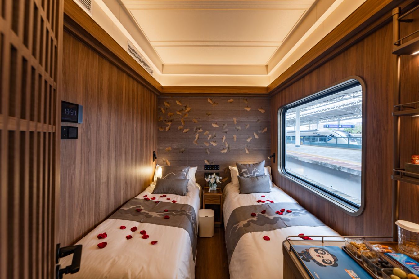 熊貓專列成都號娛樂設施與金熊貓餐車全解析:16天新疆豪華旅遊專列體驗 配圖4