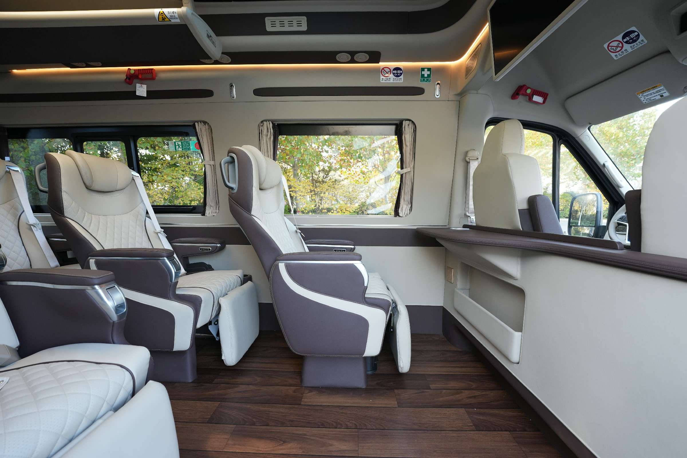 伊犁旅遊定製用車價格多少?5座vsMPV對比,看完秒懂怎麼選_推薦線路多少錢費用價格 配圖2