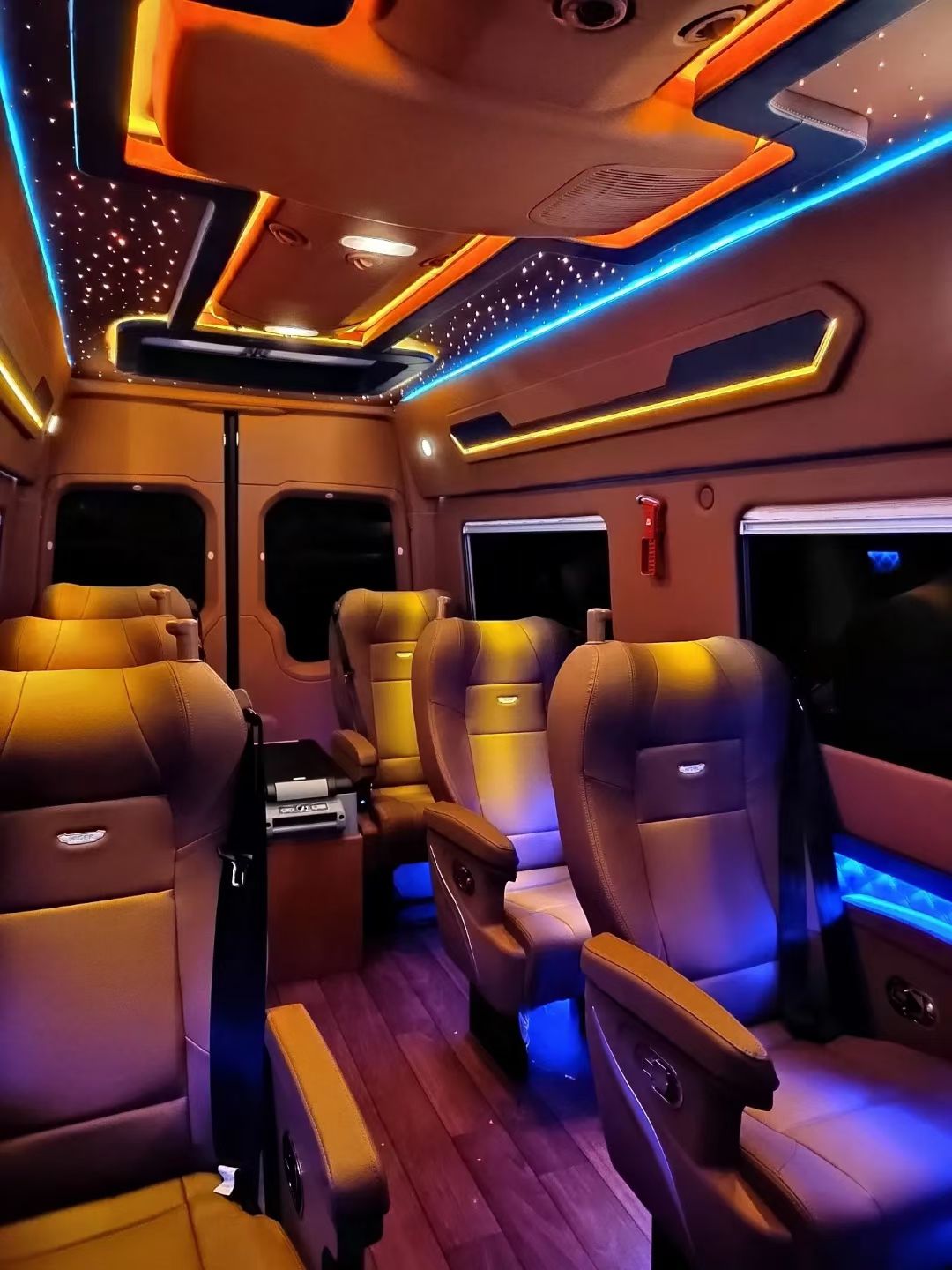 伊寧市定製用車旅遊?SUVvs5座對比,看完秒懂怎麼選_推薦線路多少錢費用價格 配圖4
