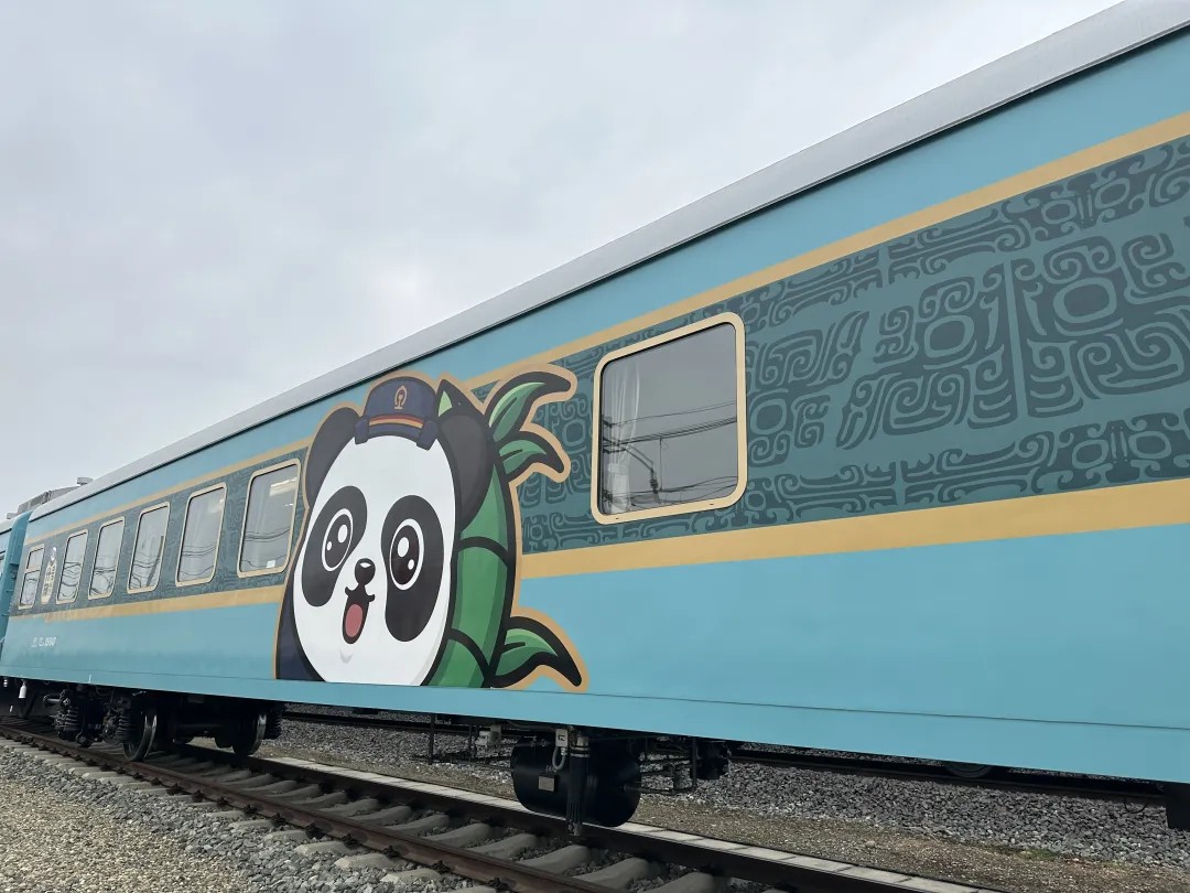 Chengdu Panda Special Train： A mobile Tianfu painting scroll, opening a luxurious journey to Xinjiang